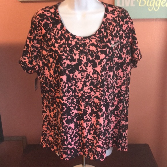 Nike Tops - Women’s plus 1X Nike running Pink Black Camo NWT
